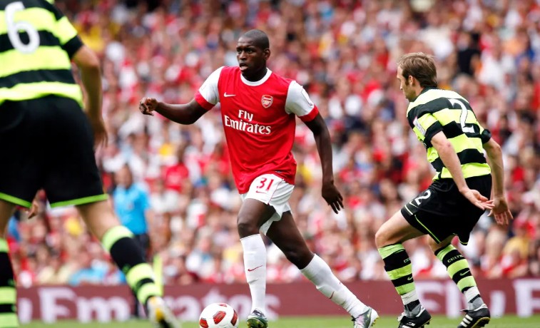 Cựu cầu thủ Arsenal trở lại với bóng đá sau khi ra tù vì tội buôn chất cấm