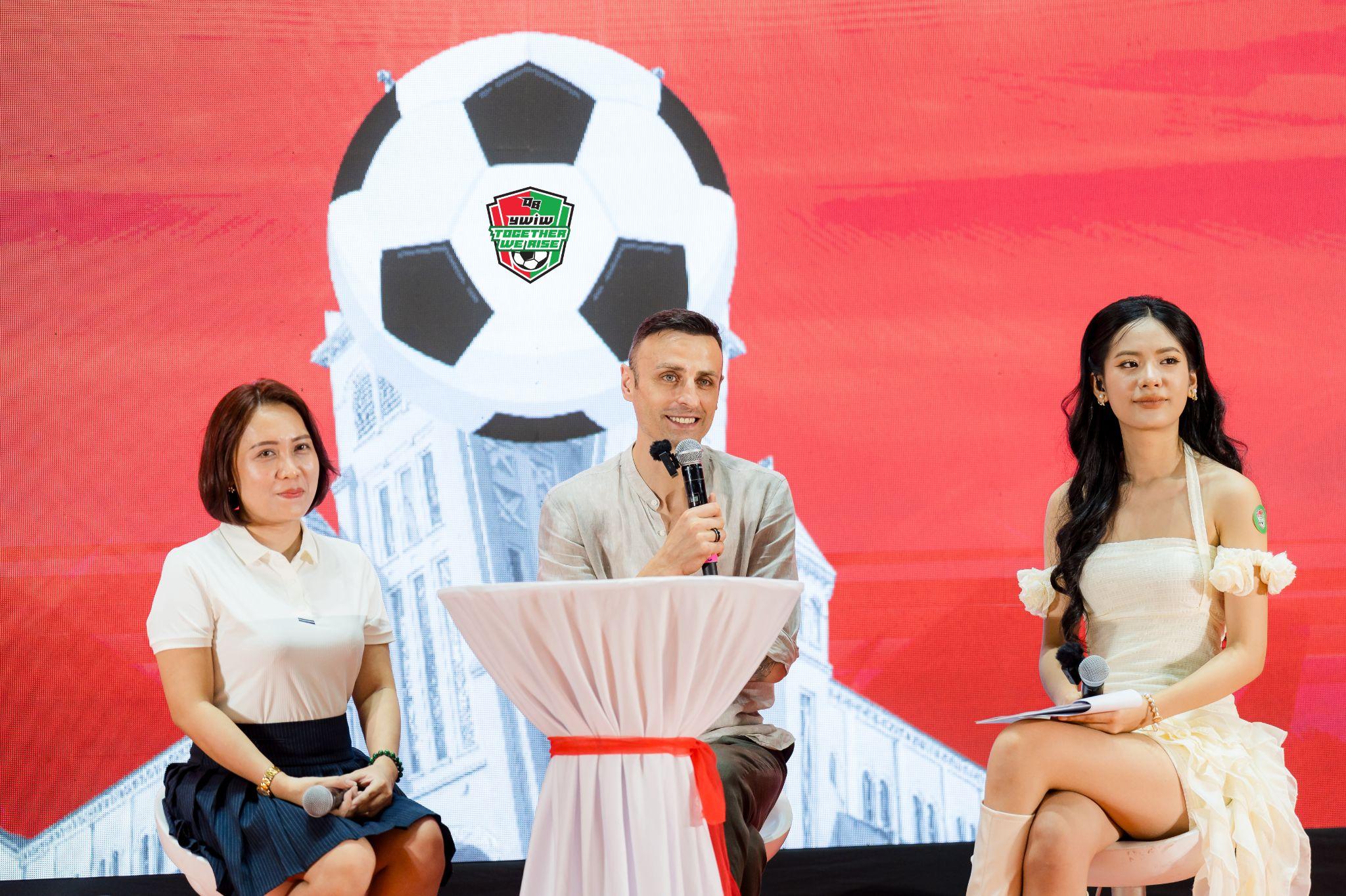 Dimitar Berbatov và cuộc hội ngộ đậm chất cảm xúc với người hâm mộ Việt Nam tại Đà Nẵng