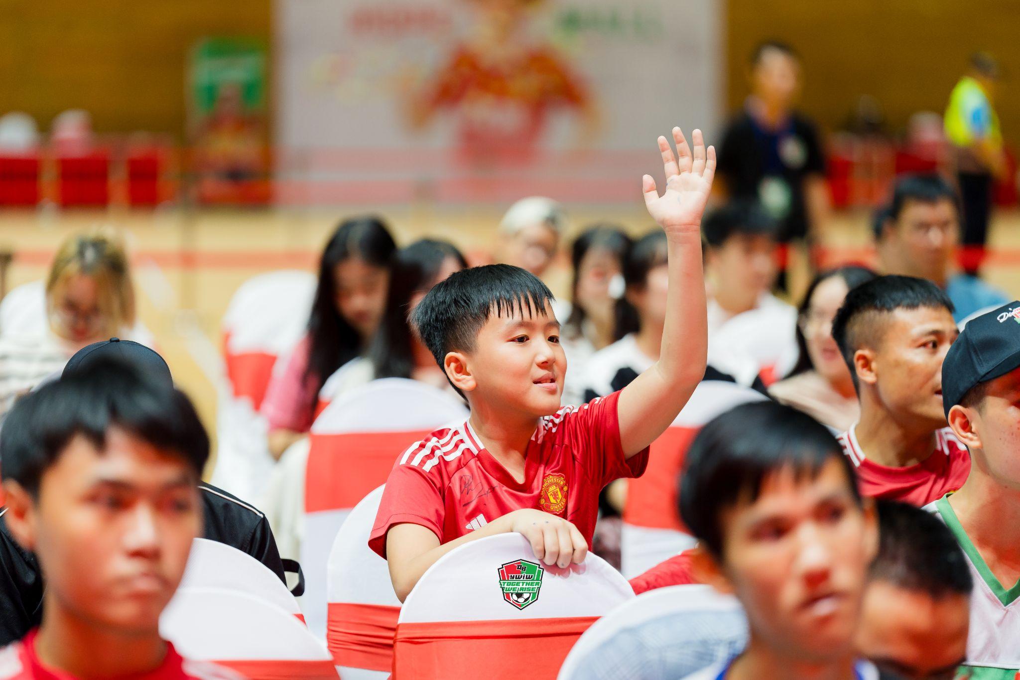 Những khoảnh khắc cựu danh thủ giao lưu cùng fan nhí