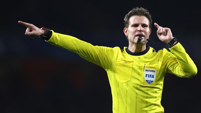 'Gã ăn vạ' vĩ đại nhất sân cỏ qua lời trọng tài Felix Brych