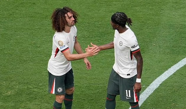 Marc Cucurella bất ngờ với quyết định "kỳ lạ" của Madueke