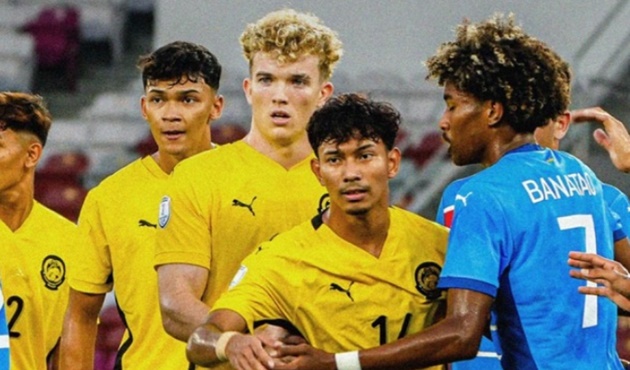 Cầu thủ U23 Philippines (áo xanh) được biết đến với lối chơi không ngại va chạm.