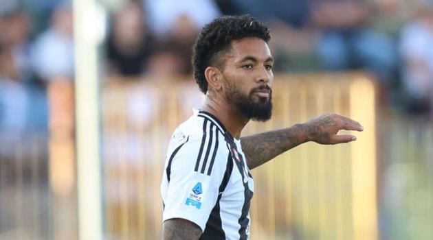 Douglas Luiz không đến hội quân, đàm phán rời Juventus đình trệ