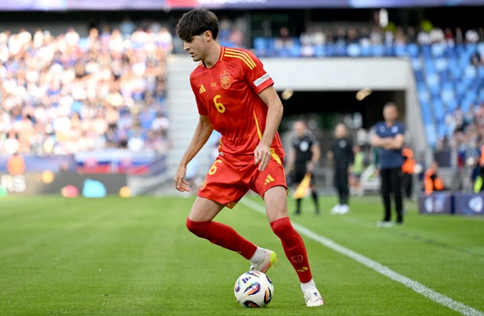 Javi Guerra có thể giúp Man United giải bài toán tuyến giữa ra sao?