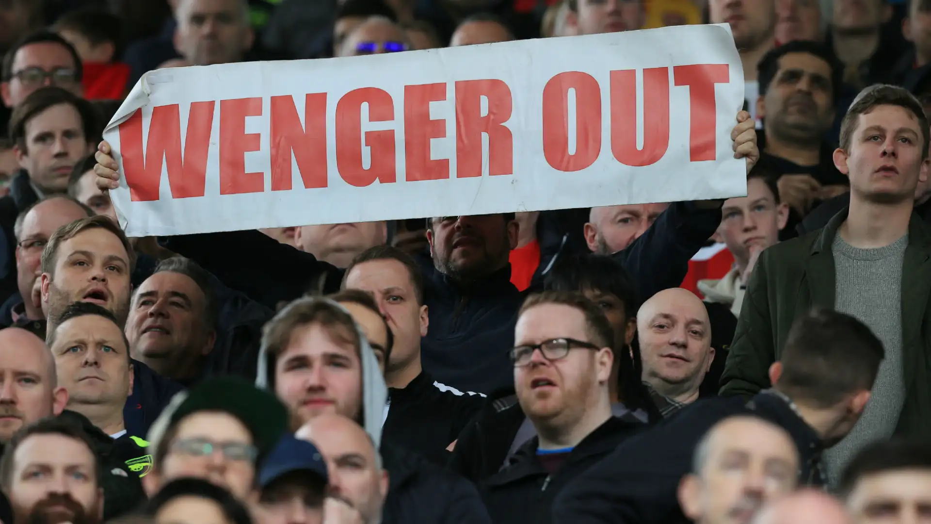 Các CĐV Arsenal đòi sa thải Wenger.