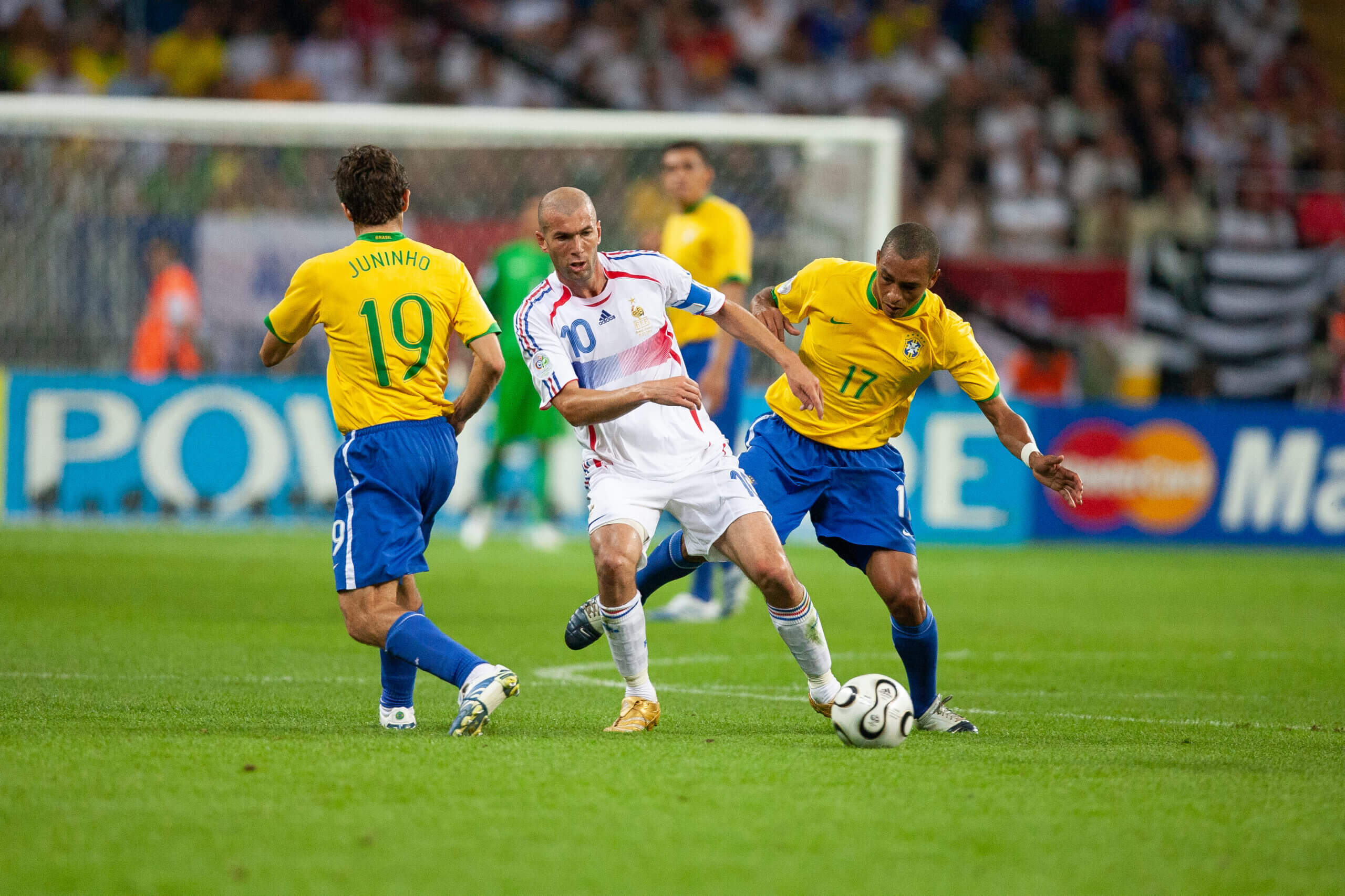 Zidane giữa vòng vây các cầu thủ Brazil