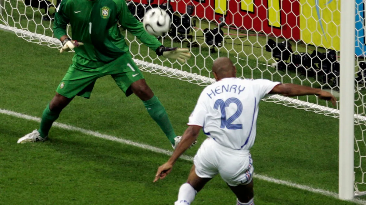 Henry ghi bàn từ tình huống chuyền bóng như đặt của Zidane