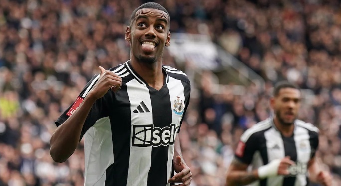 Lợi nhuận từ việc bán Isak vẫn không thể giúp cho Newcastle ''thay đổi cuộc chơi''.