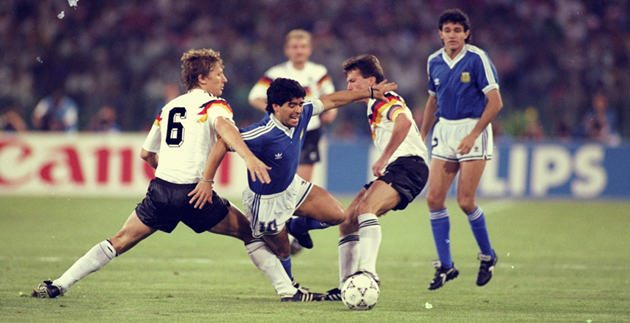 Maradona được các CĐV Napoli cổ vũ tại World Cup 1990.