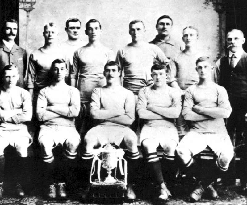 Các thành viên Manchester City bên cạnh chiếc cúp vô địch, FA Cup năm 1904.