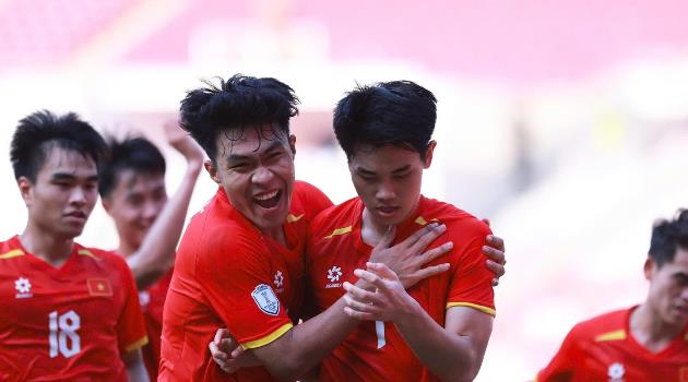 Đình Bắc mở màn cho cuộc ngược dòng của U23 Việt Nam.