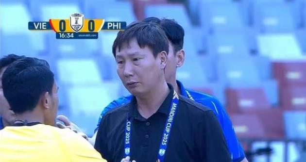 U23 Việt Nam bị thổi phạt gây tranh cãi, HLV Kim Sang-sik nổi giận trên sân