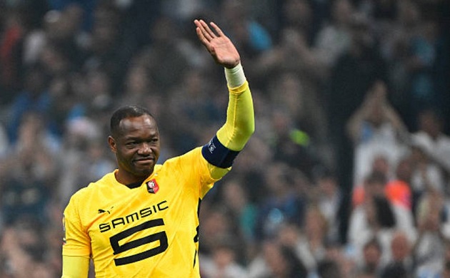 Mandanda chia tay Stade Rennais sau khi hết hợp đồng.