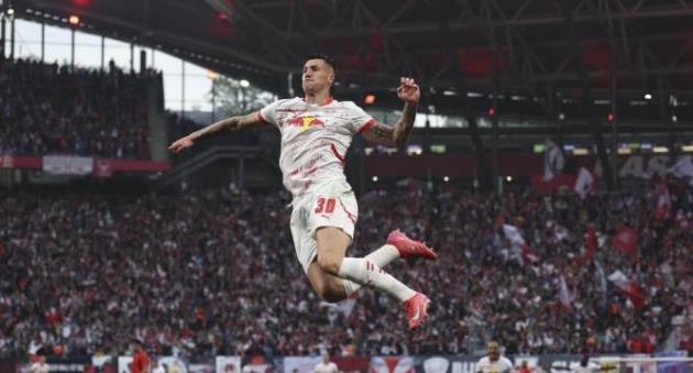 Sesko được nhiều CLB theo đuổi, vì sao vẫn chưa rời Leipzig?