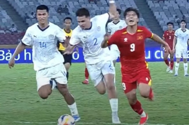 Trọng tài rút thẻ đỏ nhầm phút cuối trận U23 Việt Nam gặp U23 Philippines