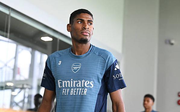 Tân binh của Arsenal, Cristhian Mosquera có thể được trao cơ hội.
