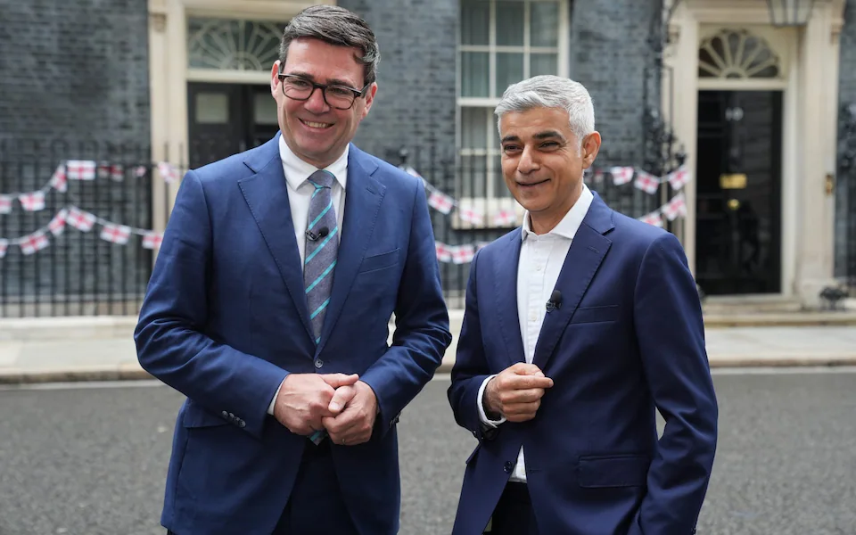 Thị trưởng Greater Manchester, Andy Burnham (trái) và Sir Sadiq Khan,Thị trưởng Luân Đôn (phải)
