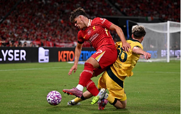 Liverpool nỗ lực rút ngắn tỷ số. 