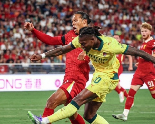 Milan trừng phạt hàng thủ Liverpool.