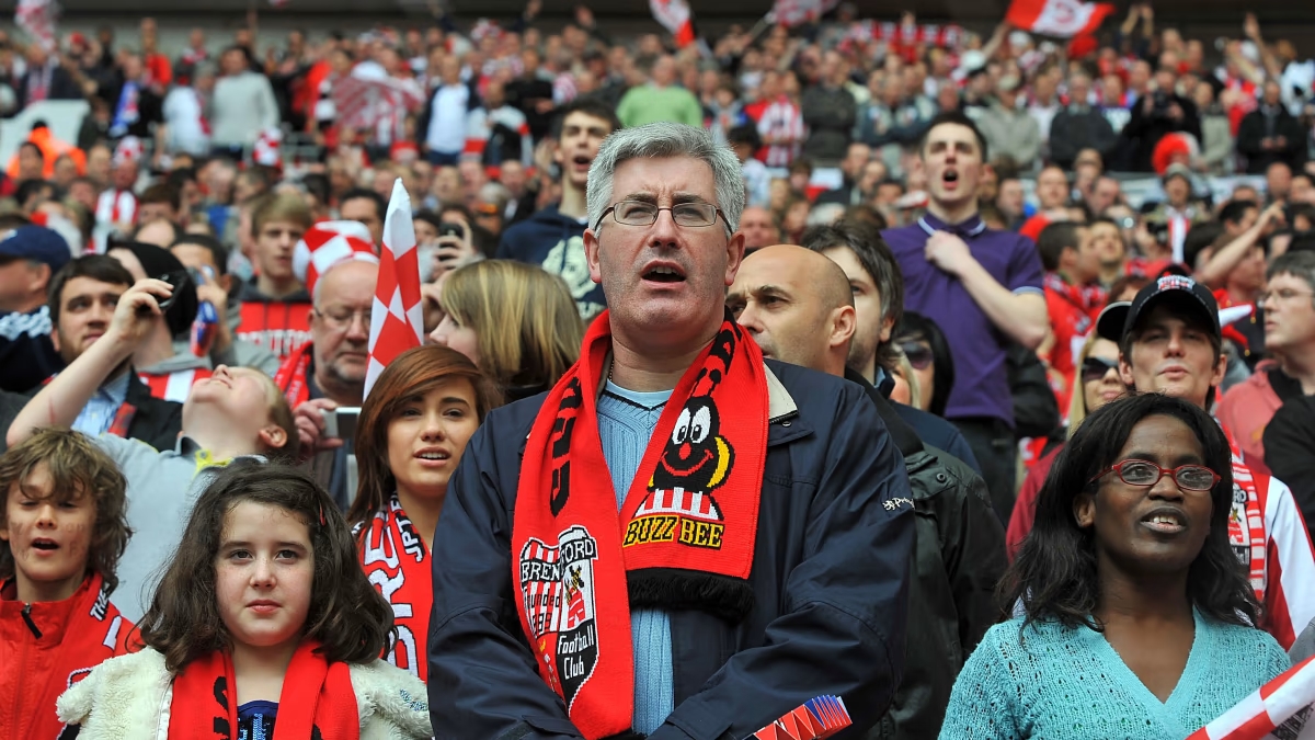 Cổ động viên luôn là động lực to lớn cho Brentford.