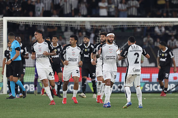 Depay tỏa sáng, "giải cứu" Corinthians ngoạn mục