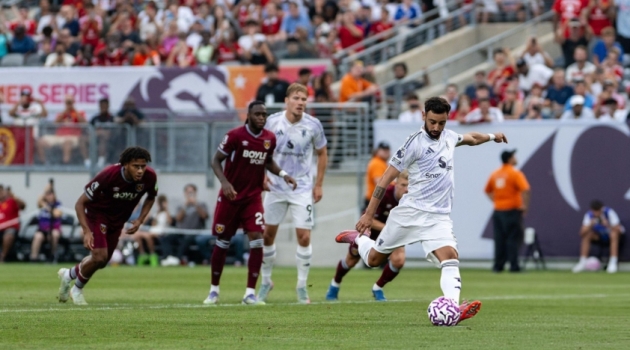 Bruno Fernandes tỏa sáng với cú đúp.
