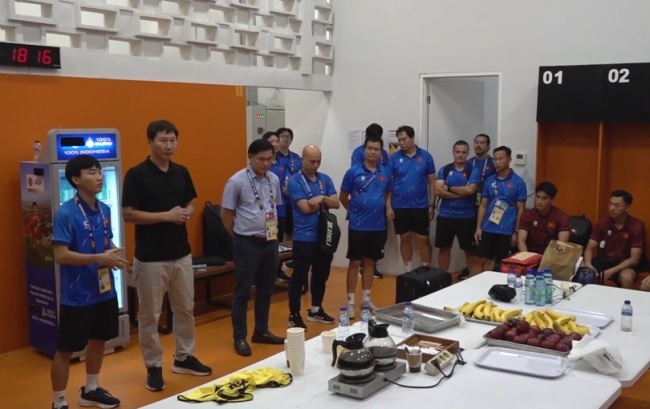 HLV Kim Sang-sik động viên tinh thần các học trò.
