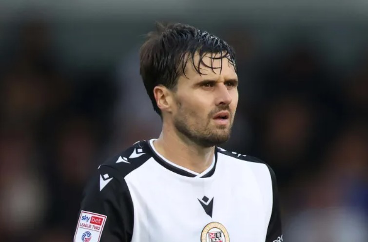 Carl Jenkinson vừa gặp chấn thương nghiêm trọng.