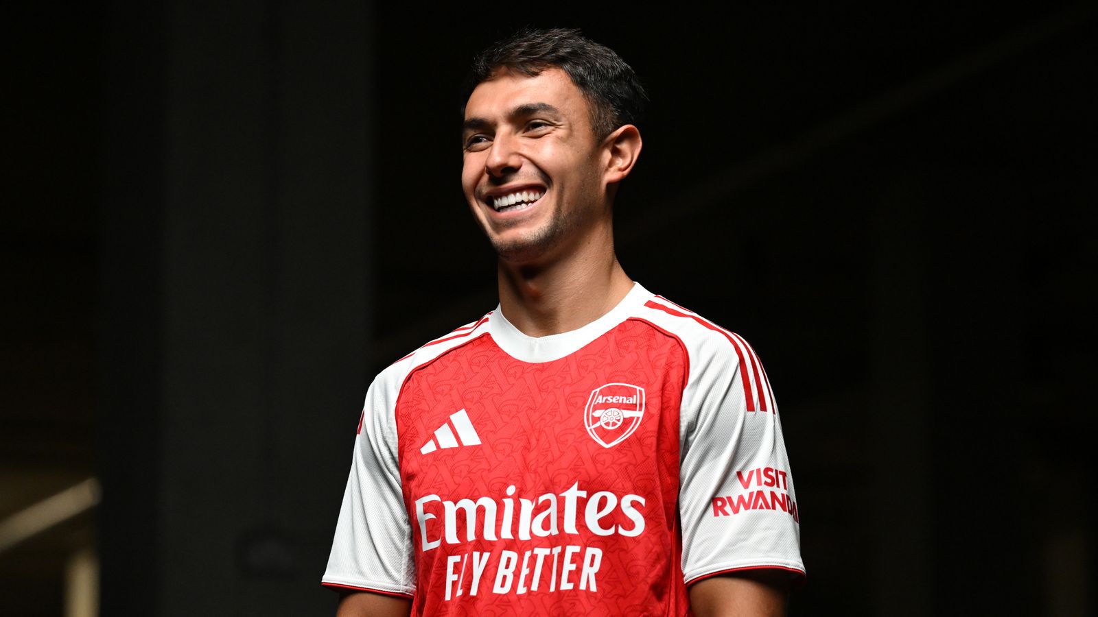 Martin Zubimendi được trông đợi sẽ kết hợp ăn ý với Declan Rice và Martin Odegaard nơi tuyến giữa.