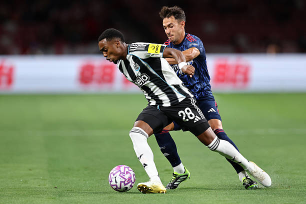 Arsenal tạm dẫn trước sau hiệp một.