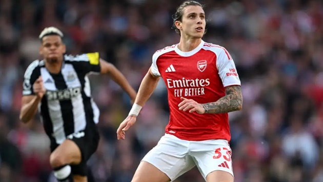 Thắng Newcastle, Arsenal đối mặt nguy cơ mất Calafiori vì chấn thương