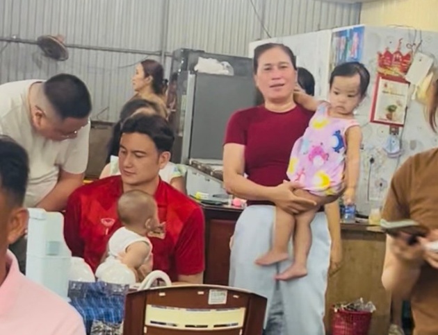 Đi ăn ở Tam Kỳ, Đặng Văn Lâm thu hút sự chú ý