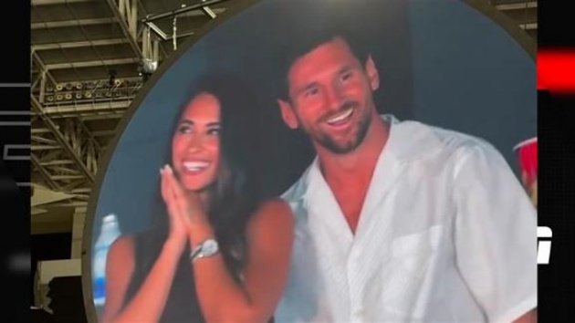 Messi và vợ "gây sốt" với màn kiss cam đêm nhạc Coldplay