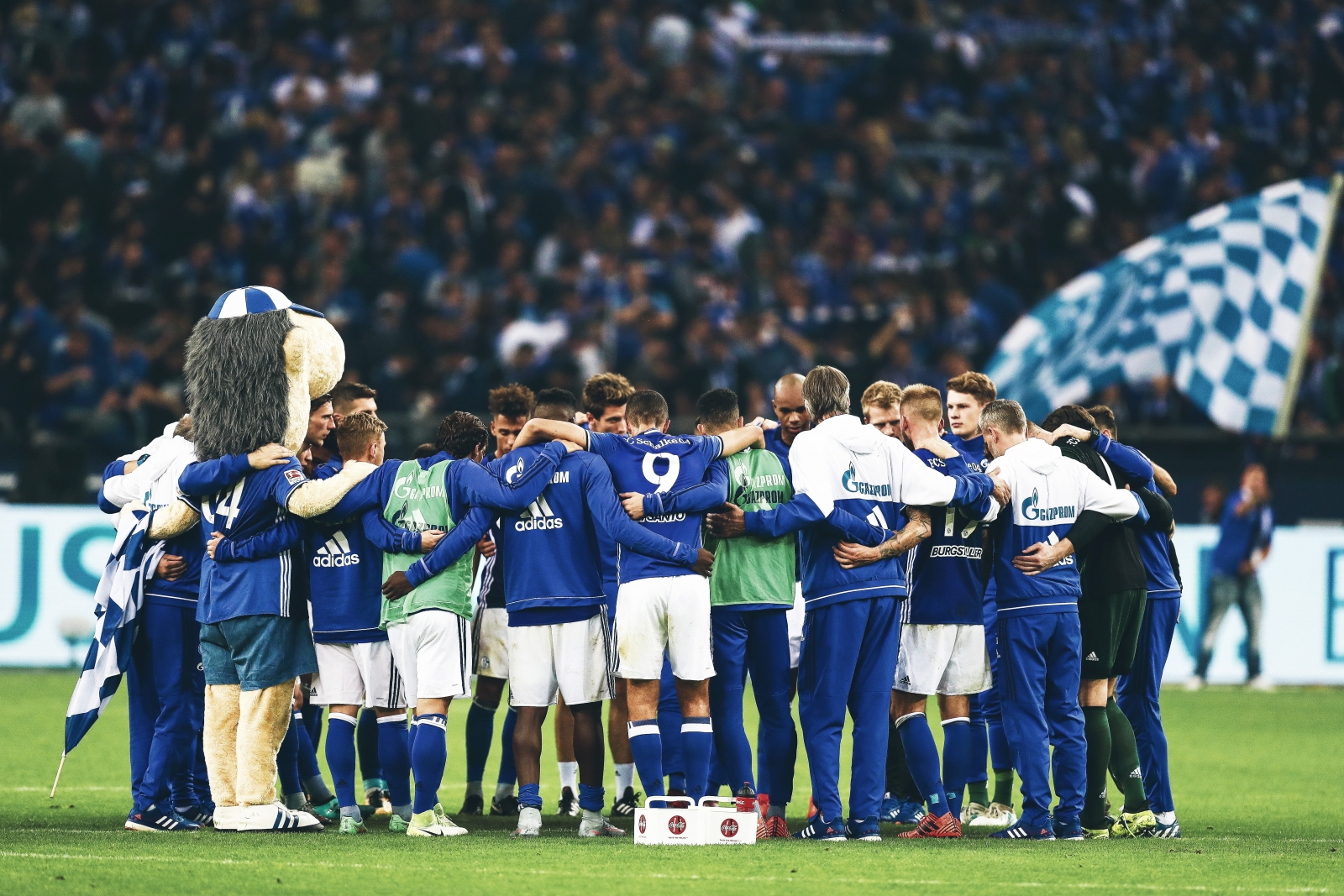 Schalke 04 đứng giữa những lựa chọn quan trọng
