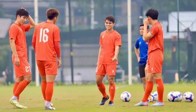 U23 Việt Nam tập sân hở, không có micro trước trận gặp U23 Indonesia