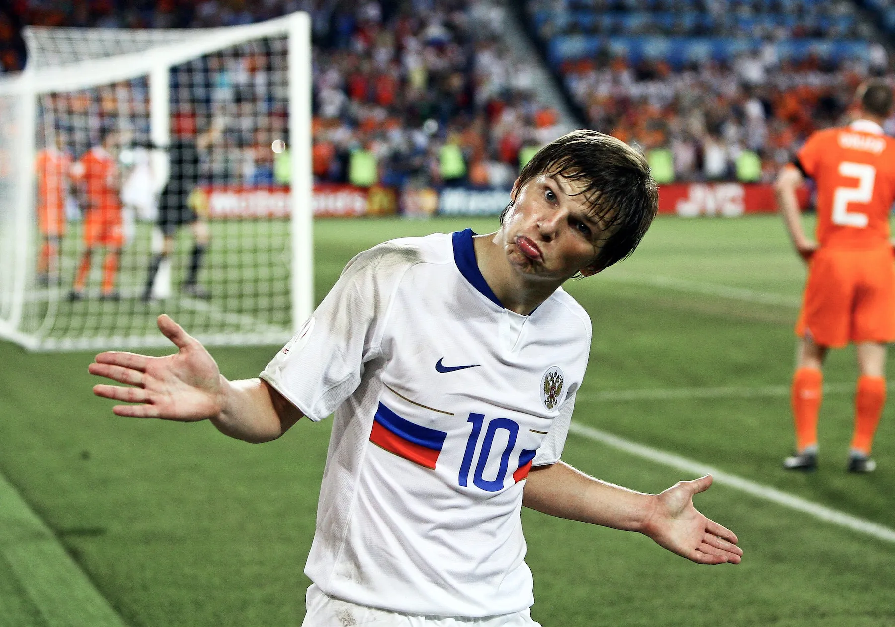 Arshavin nhấm chìm một Hà Lan hùng mạnh