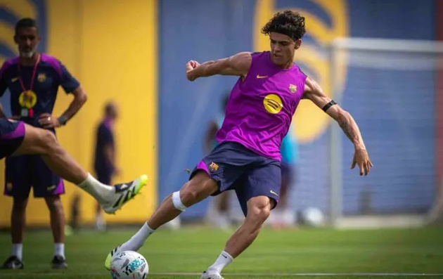 Hector Fort chờ cơ hội ở Barca dù nguy cơ bị thanh lý