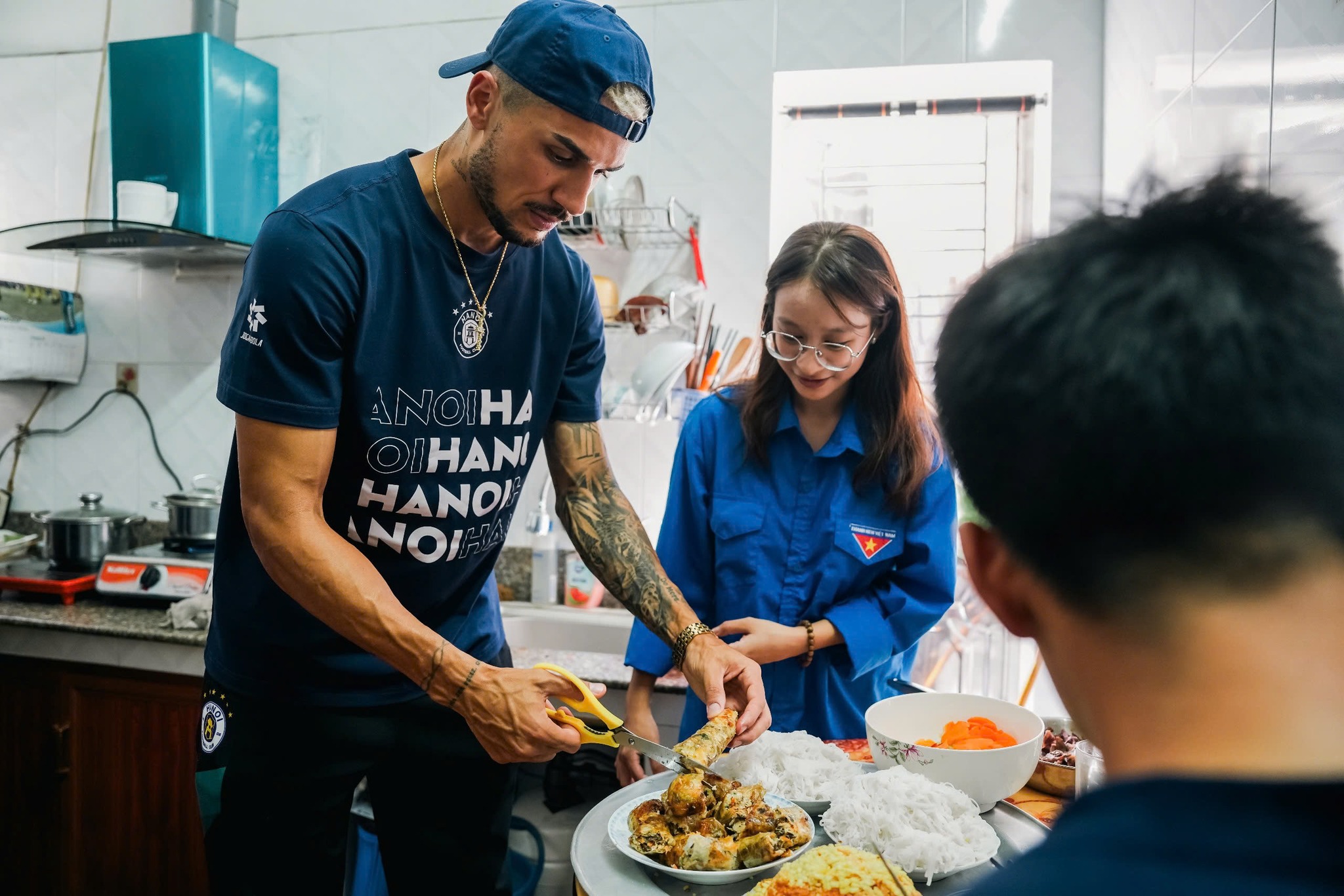 Hendrio "xắn tay áo vào bếp", tham gia hoạt động ý nghĩa cùng Hà Nội FC