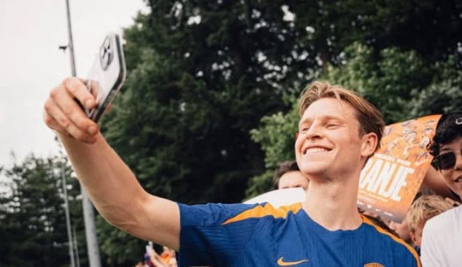 Barca đề nghị hợp đồng 3 năm cho Frenkie de Jong