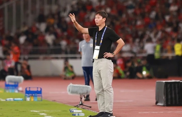 HLV Kim Sang Sik nhận thẻ vàng vào phút bù giờ