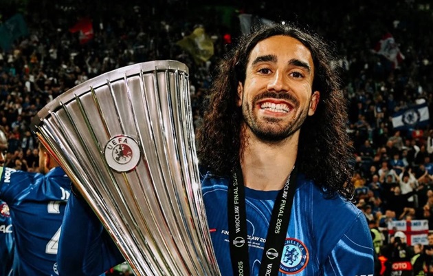 Chelsea muốn "trói chân" Cucurella.