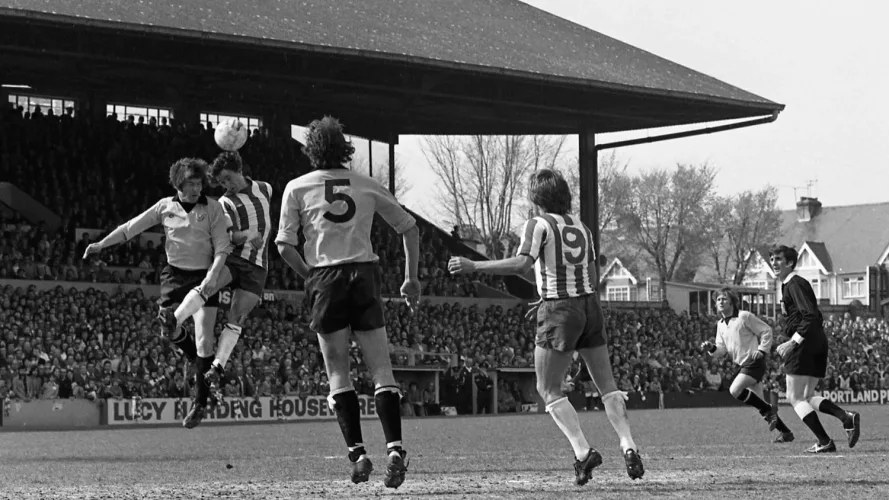 Một trận đấu của Brighton & Hove Albion diễn ra trên sân Goldstone Ground.
