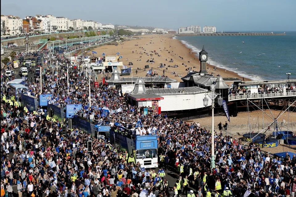 Người hâm mộ Brighton & Hove Albion ăn mừng khi đội bóng thăng hạng lên Ngoại hạng Anh vào năm 2017.