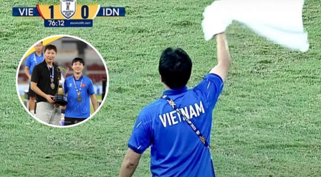 Ảnh minh họa cho bài viết về Vì sao trợ lý U23 Việt Nam vẫy khăn trắng ở chung kết trước Indonesia?