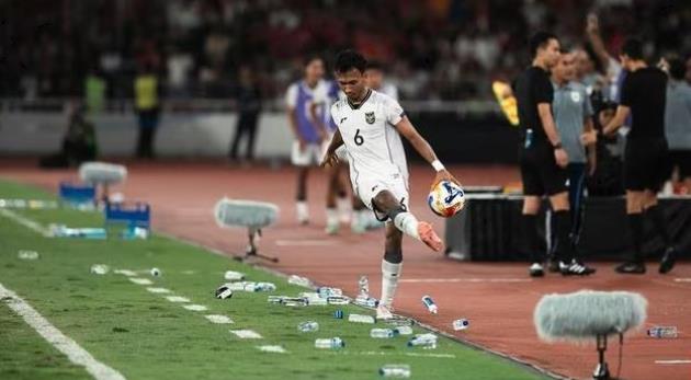 Chiêu trò chai nước và chiến thắng lớn của U23 Việt Nam tại Indonesia