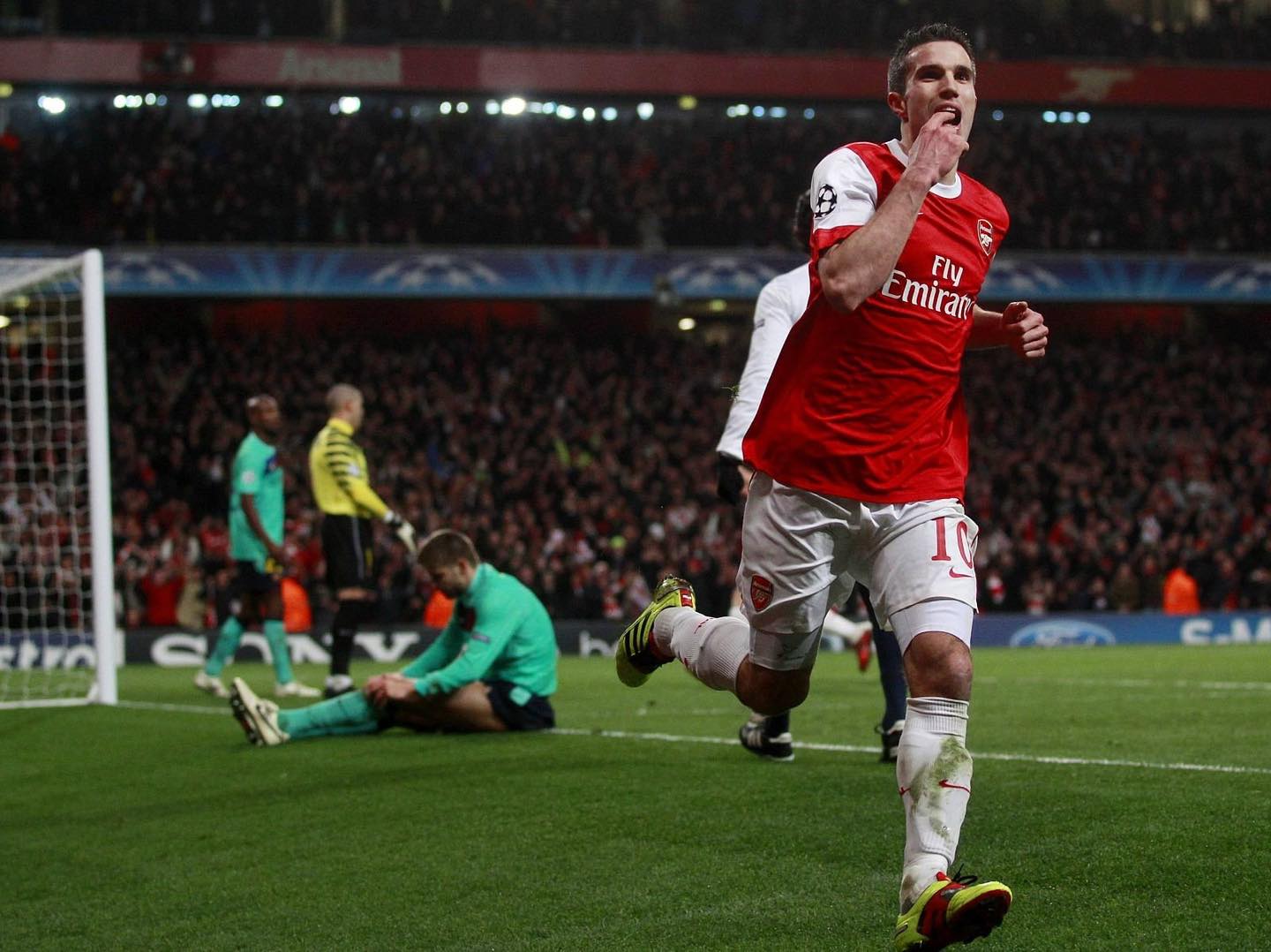 Van Persie trong một trận đấu với Barca.