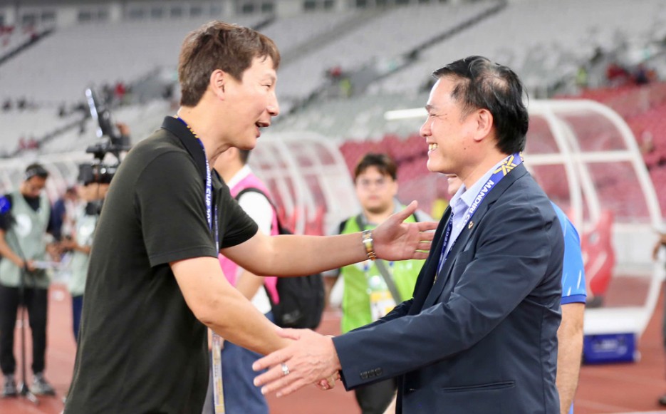 Trưởng đoàn Trần Anh Tú và HLV Kim Sang-sik góp công lớn vào thắng lợi của U23 Việt Nam. Ảnh: VFF.