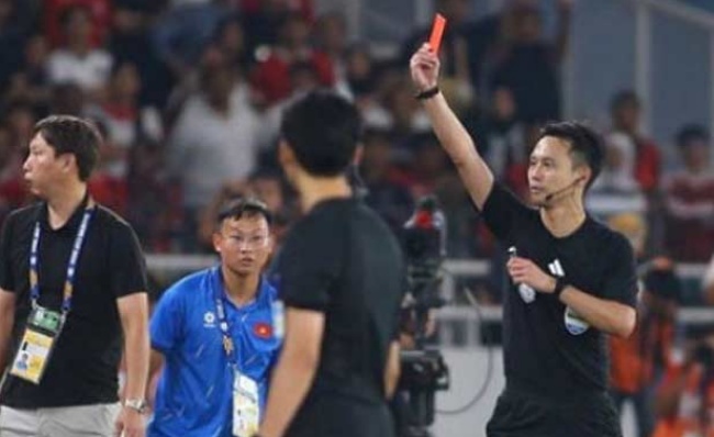 Bác sĩ U23 Việt Nam nói gì về màn rải chai nước trước U23 Indonesia?