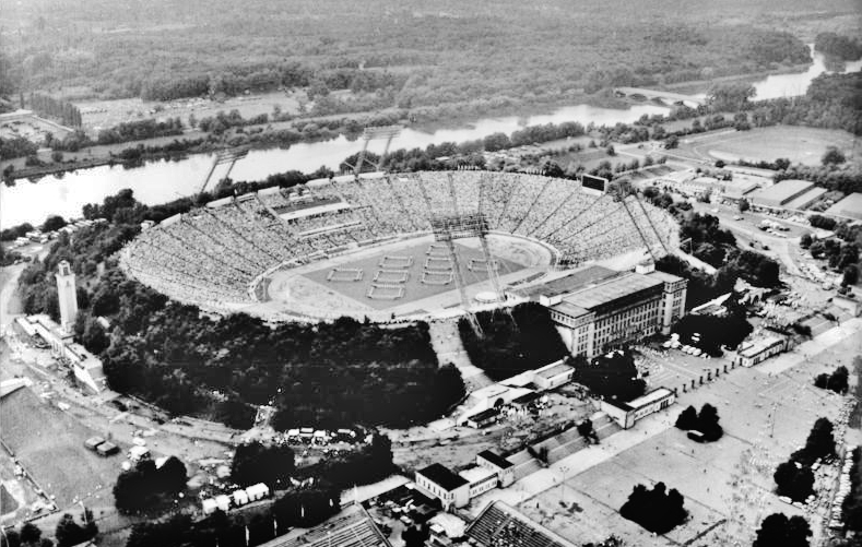 Zentralstadion với sức chứa lên tới 100.000 người