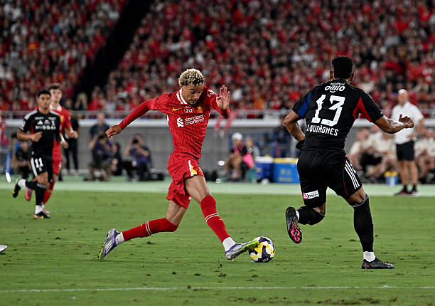 Ekitike ra mắt Liverpool: Hơn cả một số 9